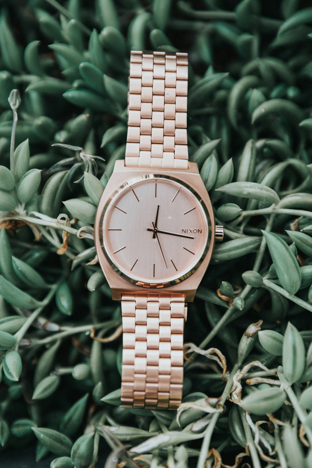 Gold link bracelet analog watch