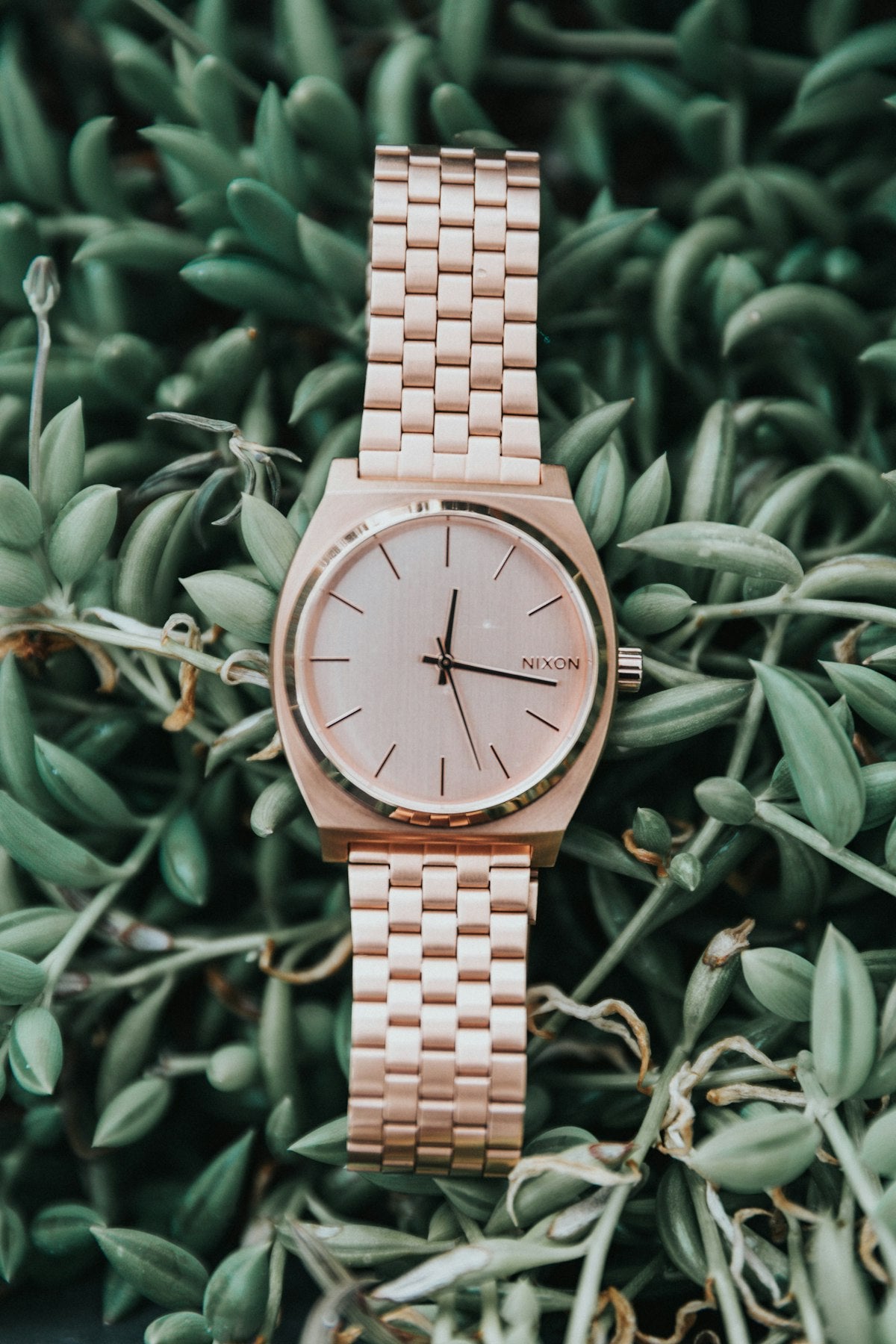 Gold link bracelet analog watch